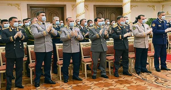 Эмомали Рахмон вручил государственные награды