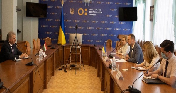 Посол Таджикистана на Украине обсудил сотрудничество в области образования с Министром образования и науки страны
