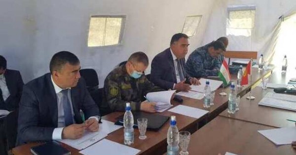 Главы Согдийской и Баткенской областей встретились на нейтральной зоне