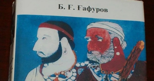 Жители Рошткалинского района получили книгу «Таджики»