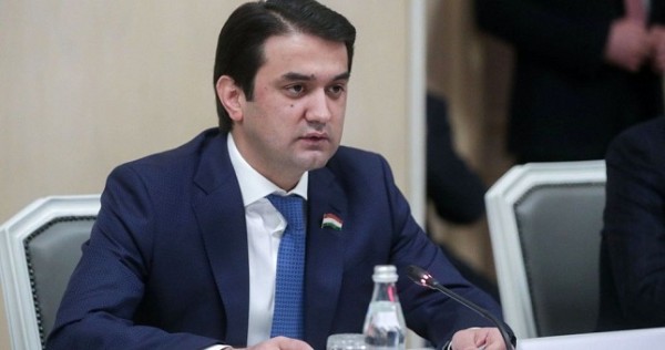 Рустам Эмомали раскритиковал авиакомпании за питание в самолетах