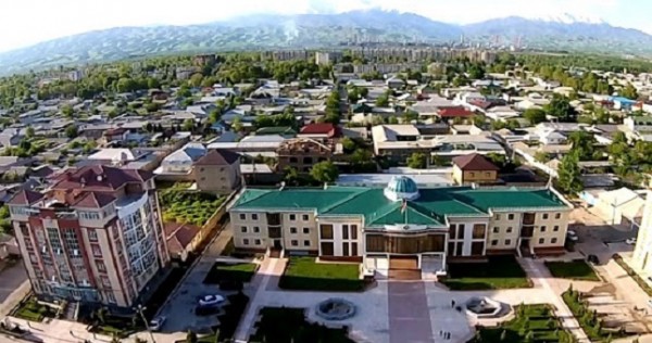 Эмомали Рахмон в Турсунзаде открыл площадь Государственного флага