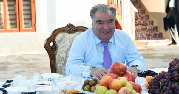 Рахмон зашел в дом к дехканину Гиссара и сделал сюрприз большой семье