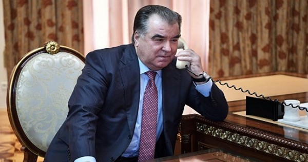 Эмомали Рахмон провел телефонную беседу с главами ряда городов и районов