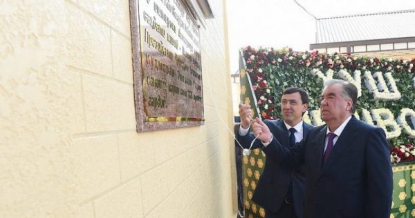Президент страны Эмомали Рахмон в городе Гулистон сдал в эксплуатацию цех по переработке бумаги и посетил выставку промышленных предприятий