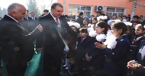 Президент вручил подарки воспитанникам школы-интерната для глухих детей в районе Рудаки