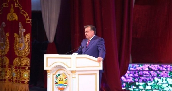 Мы строили мечети, не прося помощи государства, теперь пришло время строить школы, - президент Таджикистана