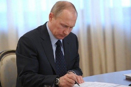 Путин отменил выплаты по уходу за ребенком
