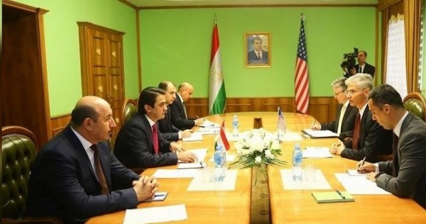Рустам Эмомали встретился с послом США в Таджикистане