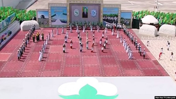 В Туркменистане ударники труда сами себе купили подарки от имени президента