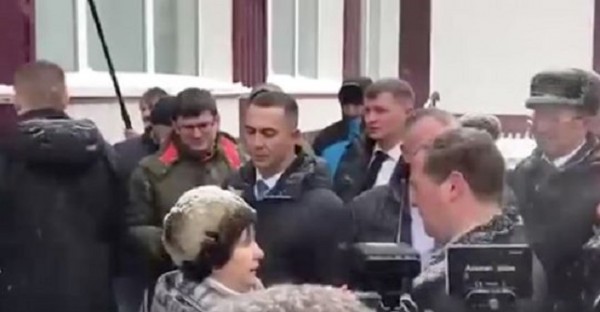 Алтайская пенсионерка рассказала, что встала на колени перед Медведевым случайно