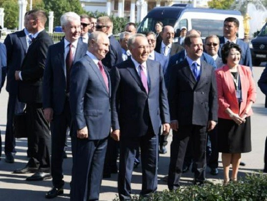 Путин предложил назвать космический ракетный комплекс "Байтерек" в честь Назарбаева