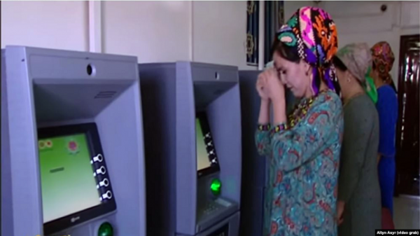 Руководство Туркменистана признало проблему отсутствия денег в банкоматах