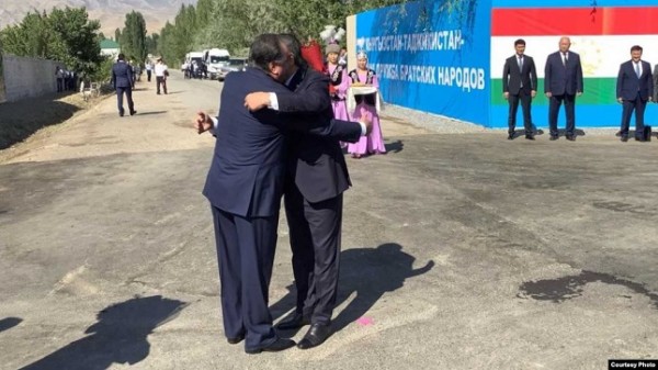 Рахмон и Жээнбеков призвали жителей приграничья чтить традиции добрососедства