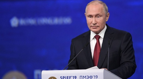Путин упростил получение гражданства РФ для всех жителей Донбасса