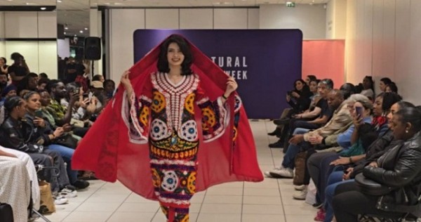 На культурной выставке EXPO в Лондоне представлена таджикская национальная одежда