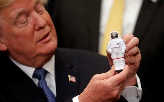 Трамп пообещал установить американский флаг на Марсе