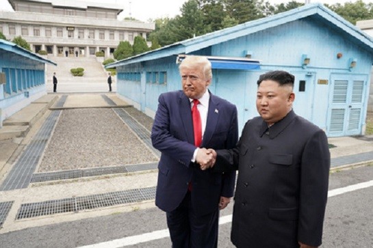 Трамп и Ким Чен Ын обменялись рукопожатием