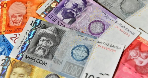 Без доллара США: Кыргызстан полностью переходит на расчеты в национальной валюте — законопроект