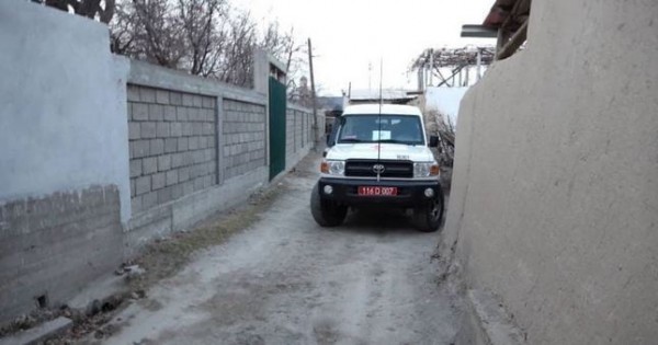 Кыргызские пограничники не пропускают машину Красного Креста в Ворух
