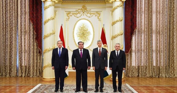 Эмомали Рахмон принял новых послов 9 стран