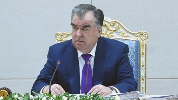 "Прошу покинуть зал!". Эмомали Рахмон подверг резкой критике работу "Амонатбанка" и авиакомпании "Таджик Эйр"