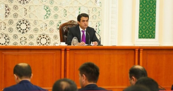 Рустам Эмомали подверг критике систему образования в столице