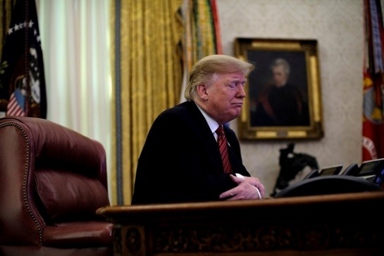 Почти 40% американцев одобряют отстранение президента Трампа от власти