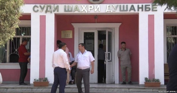 В Таджикистане учителя английского языка осудили на 19 лет за вербовку в ряды ИГ