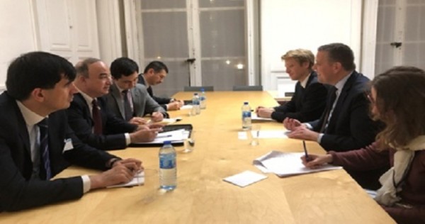 Ш. Зухуров встретился в Париже с главой межпарламентской Группы дружбы Франции и Центральной Азии
