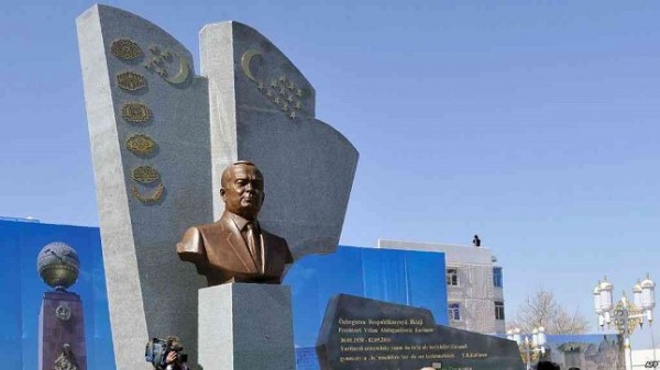 В Туркменистане запрещают фото перед памятником бывшему президенту Узбекистана Исламу Каримову