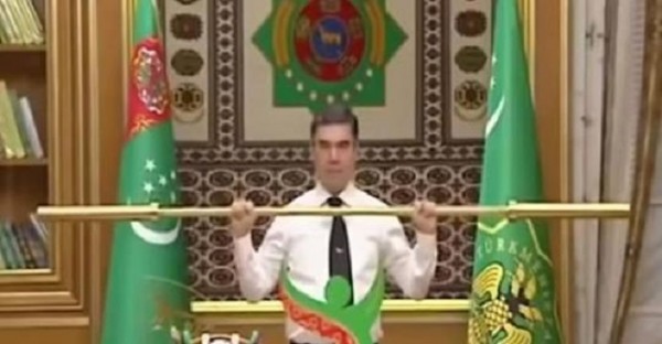 Взял вес: президент Туркменистана толкнул золотую штангу