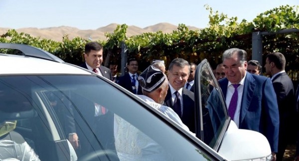 Мирзиёев подарил таджикским дехканам кроссроверы Captiva