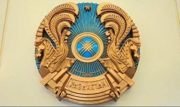 На гербе Казахстана изменили написание названия страны