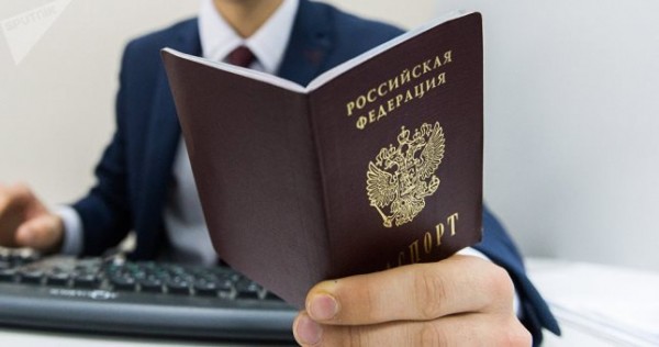 Путин выдал гражданство России десяти уроженцам Таджикистана