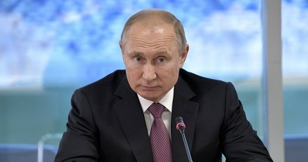 Путин подписал закон о праве россиян снимать с учета мигрантов