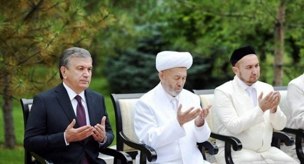 Мирзиёев почтил память Ислама Каримова