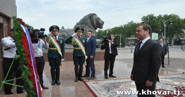 Дмитрий Медведев возложил венок к памятнику Исмоилу Сомони на площади «Дусти»