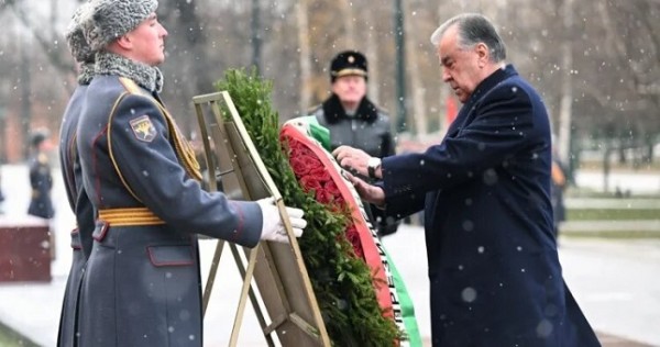 Президент Республики Таджикистан Эмомали Рахмон возложил венок к монументу «Защитники Отечества» в Астане
