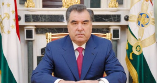 Президент поздравил таджикистанцев с Днем Конституции