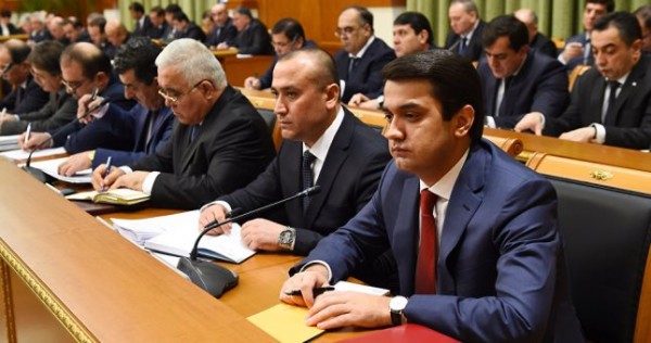 Рустам Эмомали распорядился подготовить Душанбе к зиме