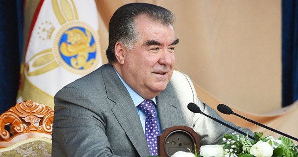Эмомали Рахмон вручил госнаграды представителям различных профессий