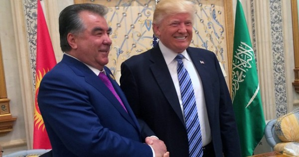 Крепкое рукопожатие: соцсети присудили Рахмону победу над Трампом