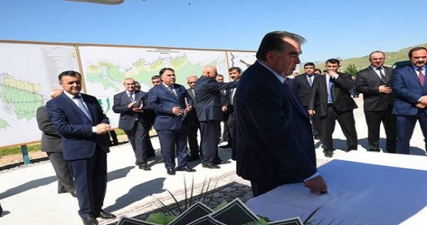 Президент принял участие в открытии оросительного канала в Дангаре
