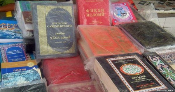 В Таджикистане запретили ввоз и вывоз "вредной" литературы