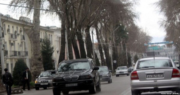 Таджикистан наполовину снизил таможенную пошлину на ввоз новых автомашин