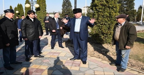 В День матери президент Таджикистана Рахмон с сыновьями посадили экзотические деревья