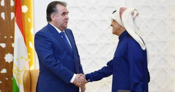 Президент совершает официальный визит в Катар