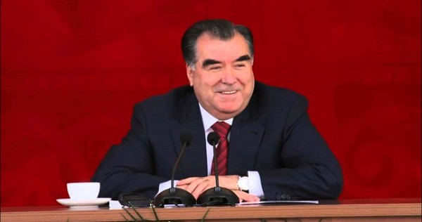 Эмомали Рахмон вручил госнаграды группе таджикистанцев