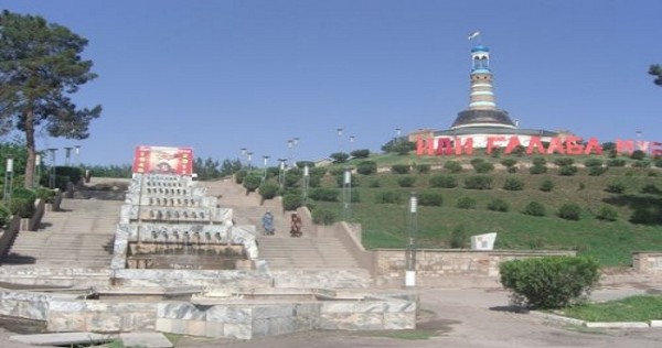 Эмомали Рахмон в Курган-тюбе вручил ключи от квартир круглой сироте и семье погибшего офицера